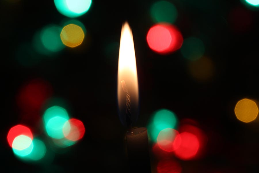 Bild von Kerzenschein mit bunter Beleuchtung